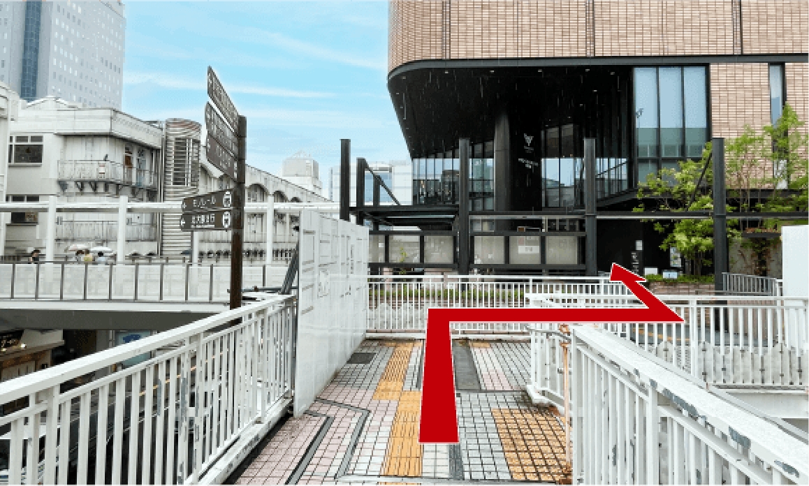 駐車場から店舗への行き方