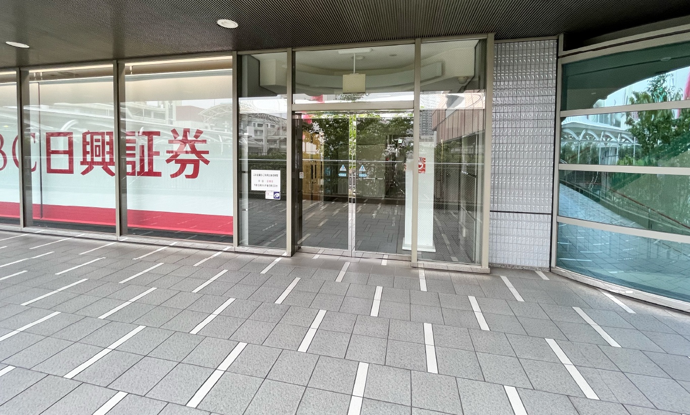 駐車場から店舗への行き方
