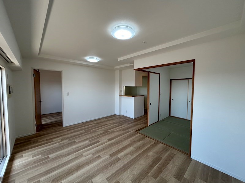 【CASA】メロディーハイム茨木パークアヴェニュー 和室と合わせると約17帖ほどの広さに♪お子様のおもちゃ等を和室に収納することで広々とした空間に！