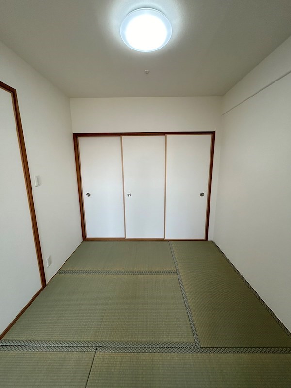 【CASA】メロディーハイム茨木パークアヴェニュー リビング横の和室は、襖を開けるとリビングと一体感のある空間に♪お子様のお昼寝スペースや来客スペースに
