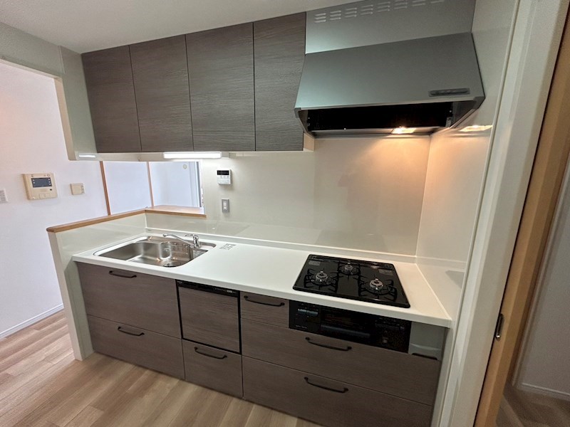 【CASA】メロディーハイム茨木パークアヴェニュー スライド収納・食器洗乾燥機標準装備！奥様も嬉しい3口ガスコンロのシステムキッチン。