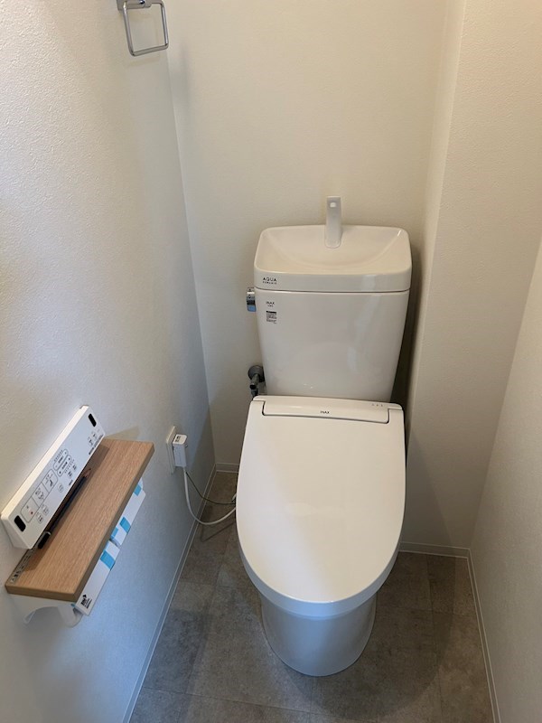 【CASA】メロディーハイム茨木パークアヴェニュー 令和6年3月にトイレ交換済み！快適な温水洗浄便座付きで広く明るいトイレです。