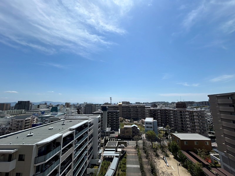 【CASA】メロディーハイム茨木パークアヴェニュー 向かいは高い建物がなく日当たりが確保されています♪また外からの視界も気にせず、バルコニーでゆっくりも
