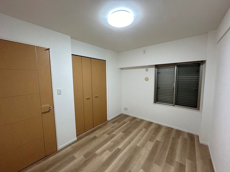 【CASA】メロディーハイム茨木パークアヴェニュー 居室にはクローゼットを完備し、自由度の高い家具の配置が叶うシンプルな空間です。