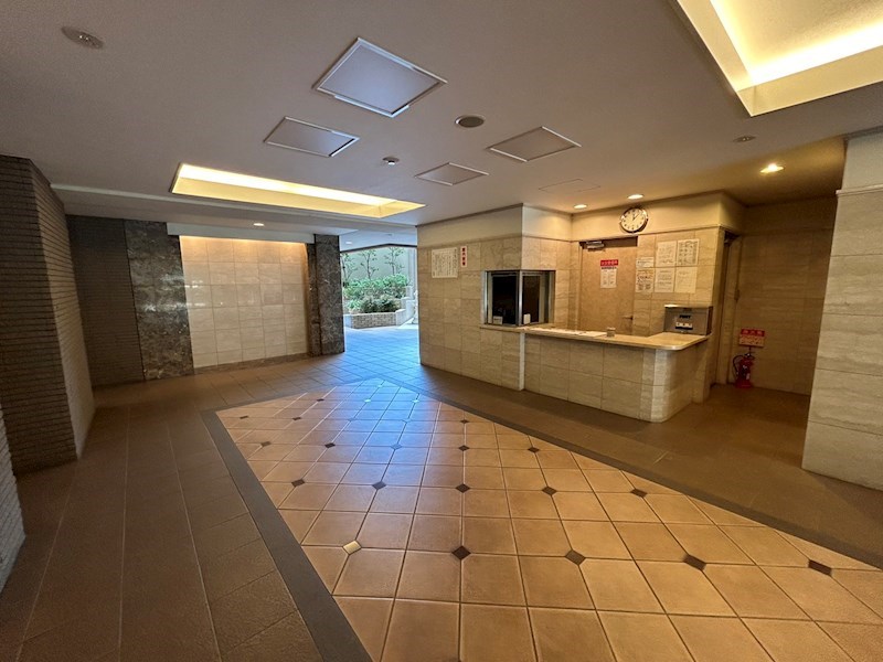 【CASA】メロディーハイム茨木パークアヴェニュー 重厚な雰囲気のエントランス。オートロック付きで防犯面も安心していただけます。
