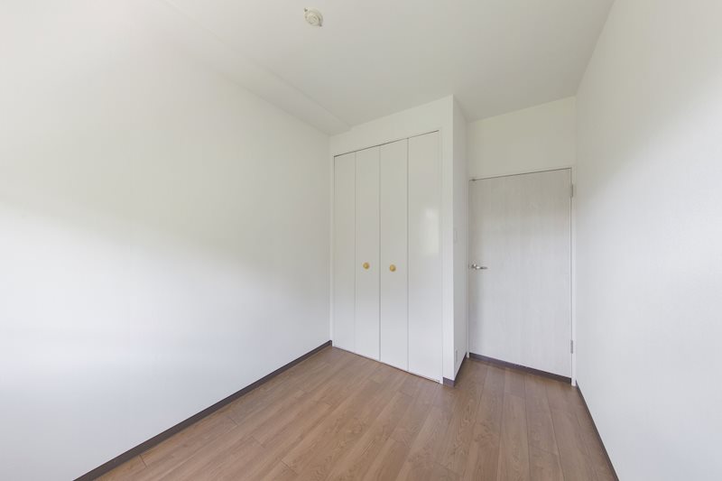 【CASA】サンヴェール高槻4号棟 約4.5帖の洋室にも収納スペース付き！お子様の初めてのマイルームにもピッタリですね。