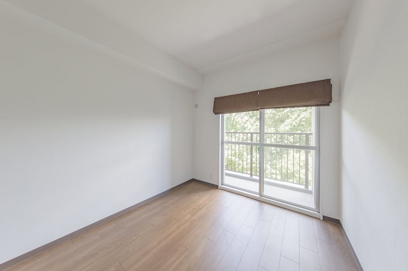 【CASA】サンヴェール高槻4号棟 約5.0帖の洋室にはバルコニーにつき！風通しがよく、心地良い室内。
