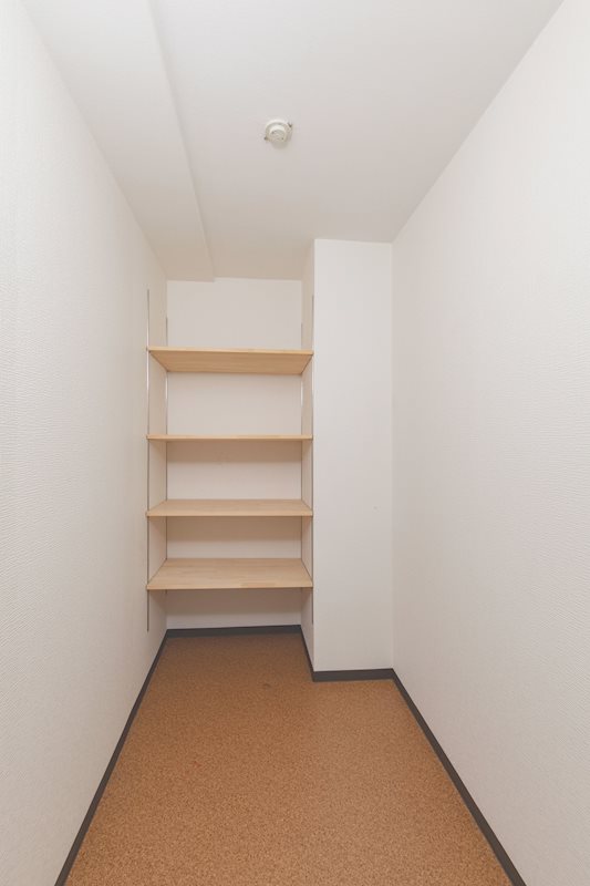 【CASA】サンヴェール高槻4号棟 納戸は普段使わない家具や家電の収納部屋としてや、テレワークスペースとしてなど、使い方は様々です♪