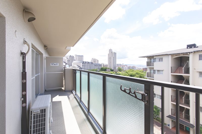 【CASA】サンヴェール高槻4号棟 南バルコニーにつき陽当り良好！一日中あたたかな光が差し込み、晴れた日にはお洗濯物も良く乾きます♪