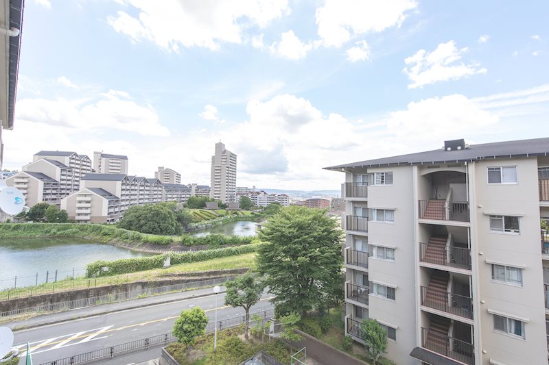 【CASA】サンヴェール高槻4号棟 南北二面バルコニーにつき、風通しが良く陽当り良好なお部屋となっております！