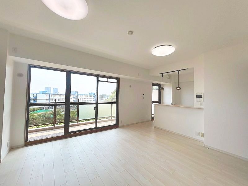【CASA】アルティプラザ高槻 南面バルコニーに面したLDKは、外から爽やかでやわらかな風と光をたっぷりお部屋に取り込み、明るく開放的な空間を演出します。