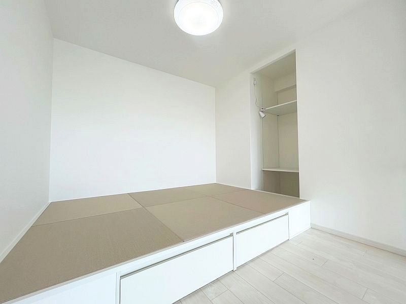 【CASA】アルティプラザ高槻 リビングに隣接する和室。来客用のお部屋としても、家事の合間に足をのばしてひと休みするスペースとしても使えます！