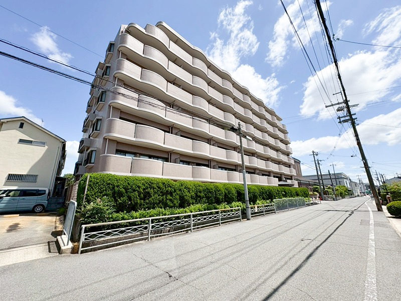 流れるようなラインが特徴的な外観のマンションです。周辺は閑静な住宅街で、穏やかな暮らしを叶えます。