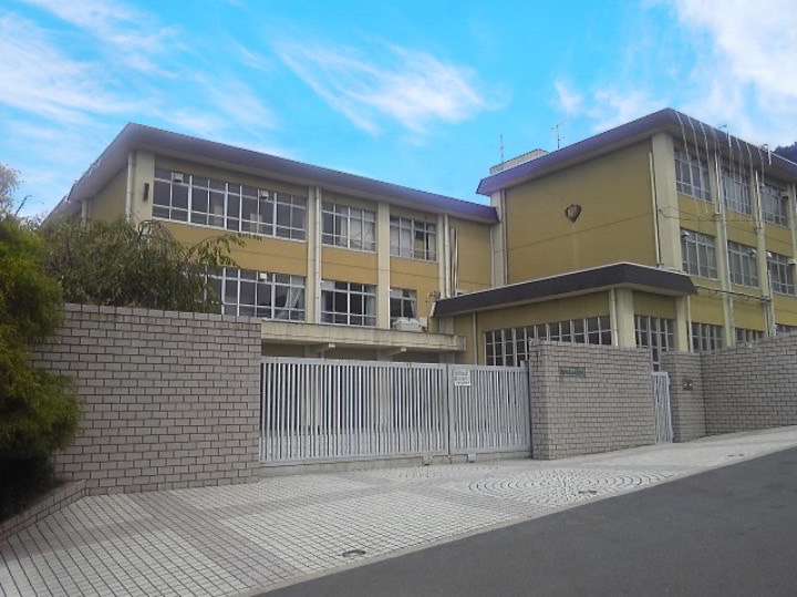 一言寺団地A1棟 京都市立春日丘中学校