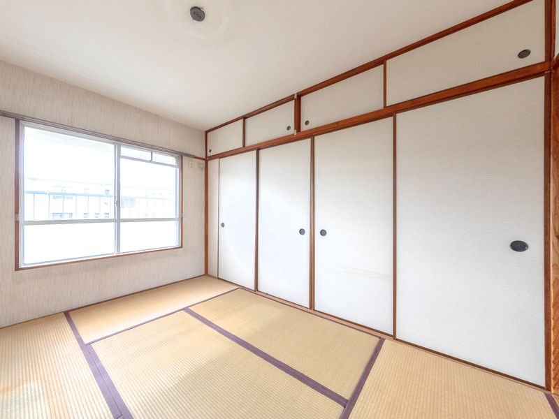【CASA】 箕面粟生第2住宅第8号棟 【リビング以外の居室】南向きバルコニーのため、日当たり・通風良好です。お洗濯もしっかりと乾きそうですね。