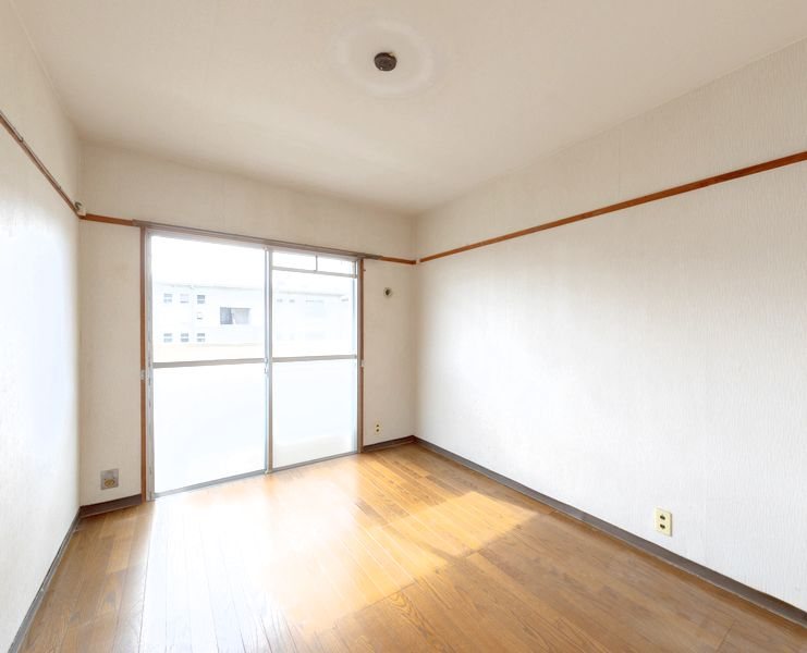 【CASA】 箕面粟生第2住宅第8号棟 【リビング以外の居室】温かみのあるカラーのフローリングはインテリアが映える素敵な空間になりそうですね。