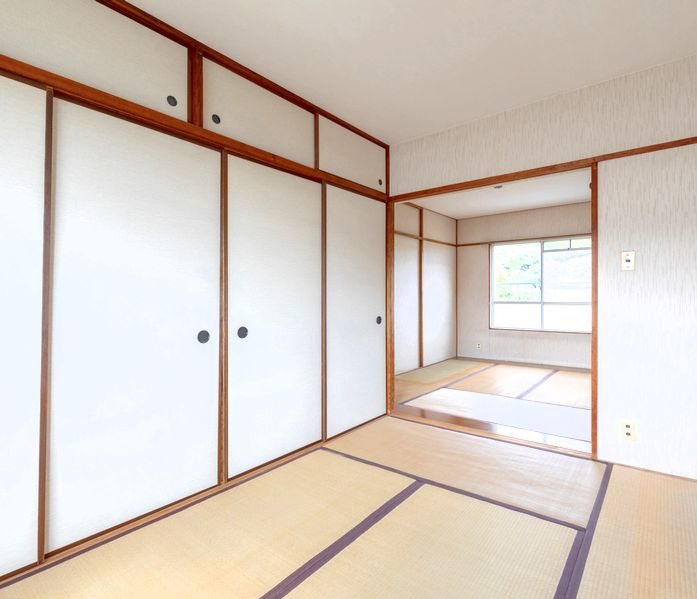 【CASA】 箕面粟生第2住宅第8号棟 【リビング以外の居室】押し入れがございますので、季節のものを入れたり趣味のものを片付けたりと収納力が高いのが嬉しいですね。