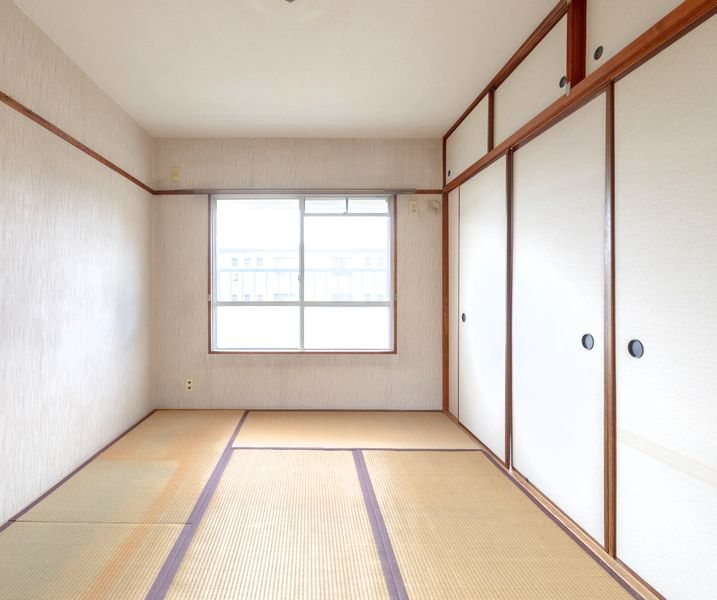 【CASA】 箕面粟生第2住宅第8号棟 【リビング以外の居室】敷地内には公園がございます。近所の方とのコミュニケーションを楽しんだり、お子様も気軽に遊びに行くことが出来ますね。