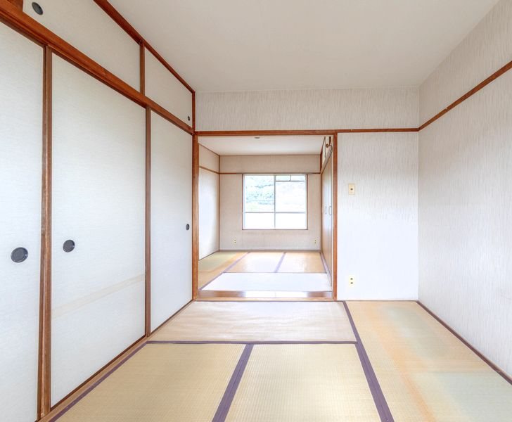 【CASA】 箕面粟生第2住宅第8号棟 【リビング以外の居室】ふすまを開けると開放感がアップします。用途に合わせて空間を使い分けることも出来ますね。