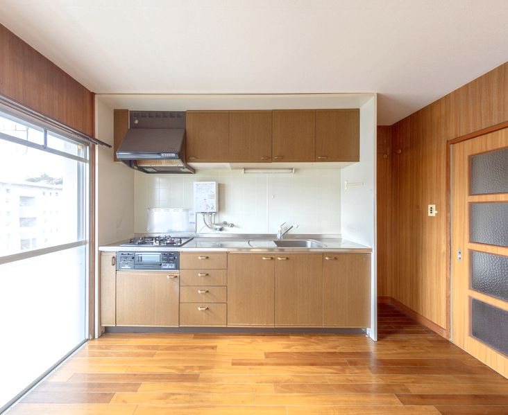 【CASA】 箕面粟生第2住宅第8号棟 【キッチン】キッチンでは作業スペースやシンクが広く確保されていますので、お料理もはかどりそうですね。