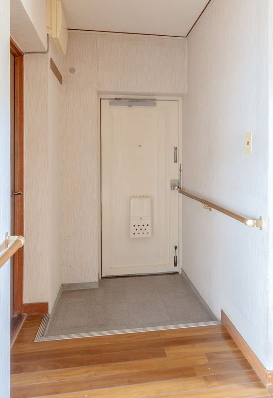 【CASA】 箕面粟生第2住宅第8号棟 【玄関】玄関には手すりが付いていますので、段差の上り下りを楽にしたり転倒を防ぐなど安全に考慮した内装となっております。