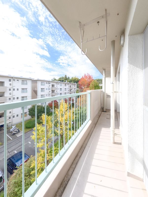 【CASA】 箕面粟生第2住宅第8号棟 【現地写真】南向きのバルコニーからはたっぷりの陽光が差し込み、室内は明るく、心地よい風が通り抜ける快適な住空間です。