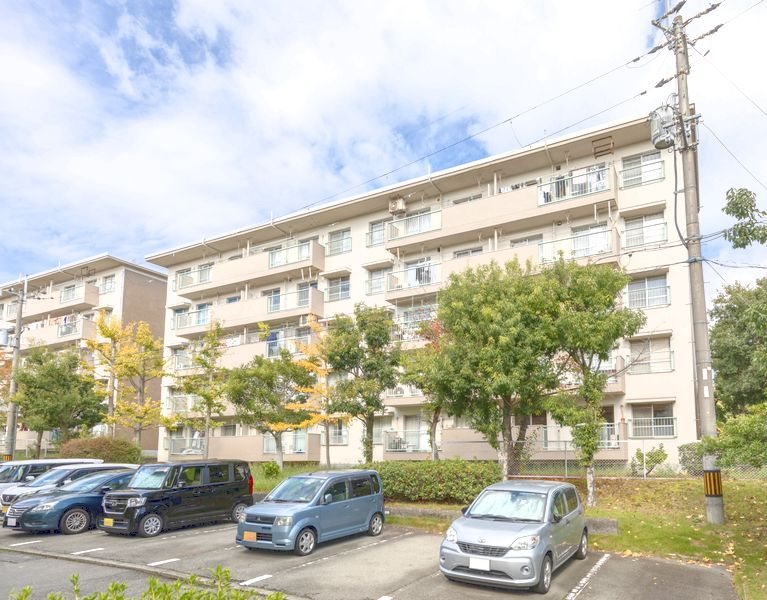 【CASA】 箕面粟生第2住宅第8号棟 【現地写真】周辺にはスーパーやコンビニ、ドラッグストア、教育施設など生活利便施設が徒歩圏内に揃っており、日々の暮らしに大変便利。