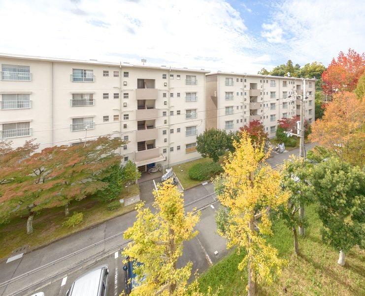 【CASA】 箕面粟生第2住宅第8号棟 【現地写真】静かな住宅街に位置しており、落ち着いた環境の中でゆったりとした時間を過ごせます。