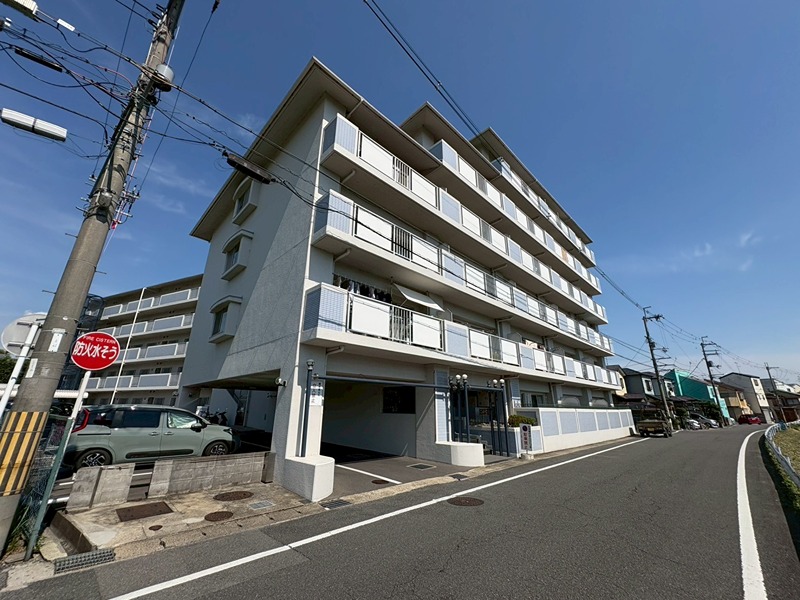 外壁のタイル貼りが印象的な、落ち着いた雰囲気のマンション。バルコニー部分もきれいに整えられています。