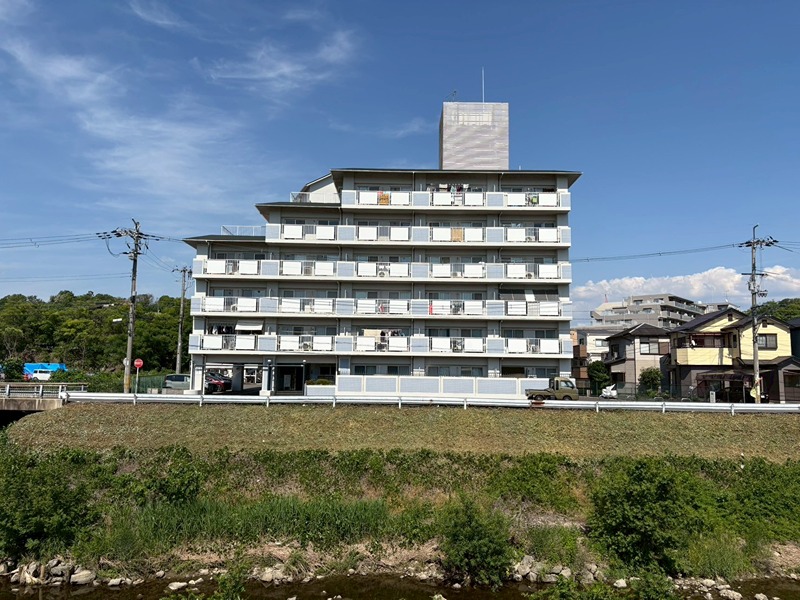 エルパーク西京・大原野 青空が広がる開放的な立地です。近隣には戸建て住宅が点在し、落ち着いた住環境が魅力。川沿いの潤いを感じる暮らしを始めてみませんか。