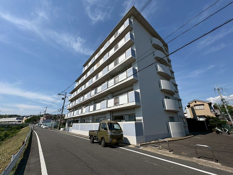 エルパーク西京・大原野 青空が広がる開放的な立地。採光性も期待できる物件です。周辺の落ち着いた環境も魅力。新生活をこの場所で始めませんか。