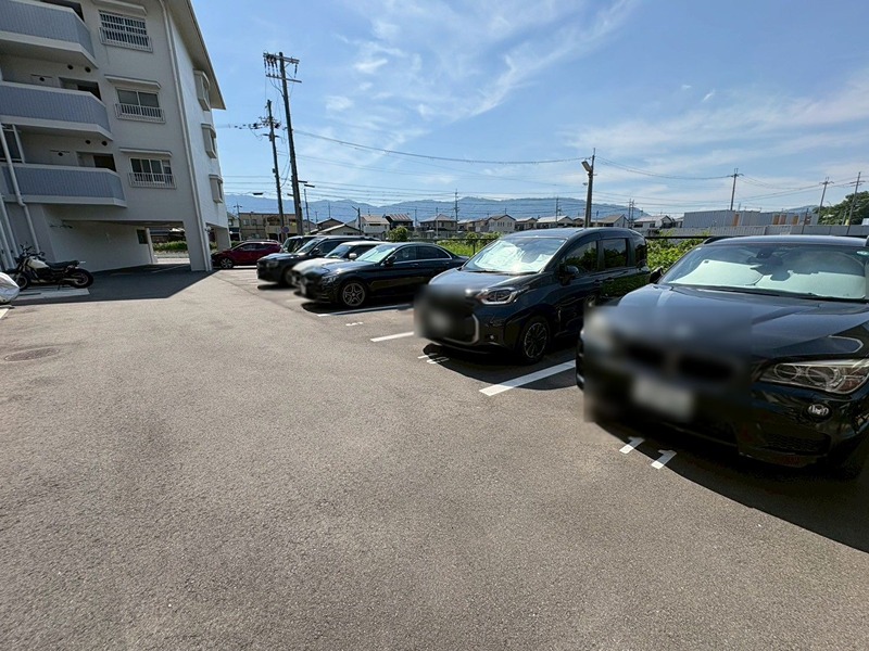 エルパーク西京・大原野 広々とした平置き駐車場で、お車の出し入れもスムーズ。青空の下、快適なカーライフをサポートします。