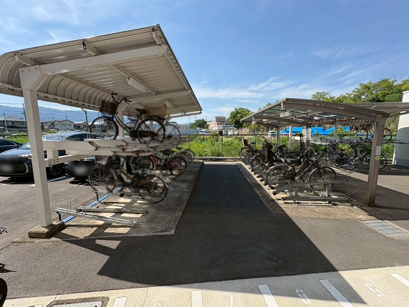 エルパーク西京・大原野 屋根付きの駐輪場は、自転車を雨風から守り、長く快適にご利用いただけます。通勤・通学にも便利です。