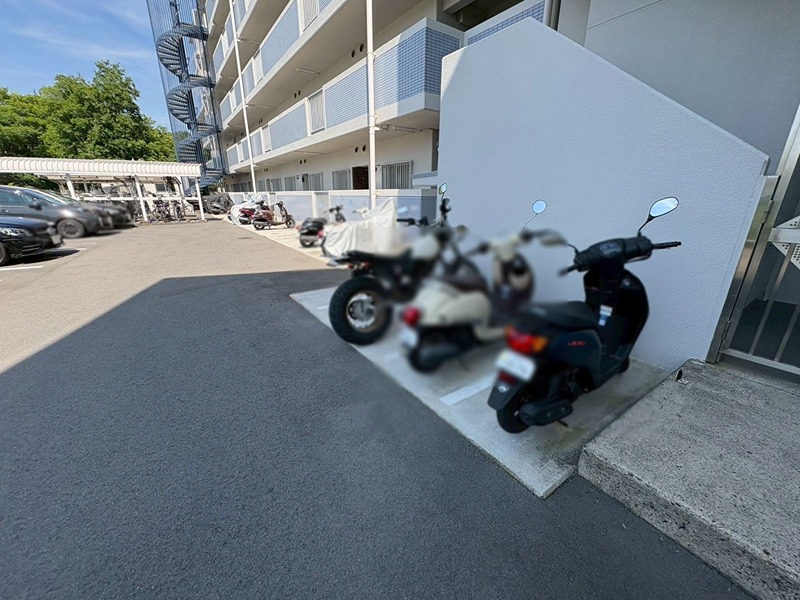 エルパーク西京・大原野 駐車場を完備し、お車での移動もスムーズ。敷地内にはバイク置き場もご用意しています。日々の通勤やお出かけをサポートします。