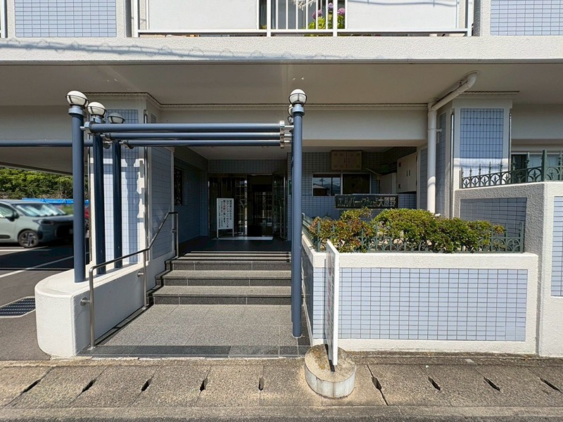 エルパーク西京・大原野 タイル張りのエントランスが、訪れる方を明るくお出迎え。管理の行き届いた植栽が、日々の暮らしに潤いをもたらします。