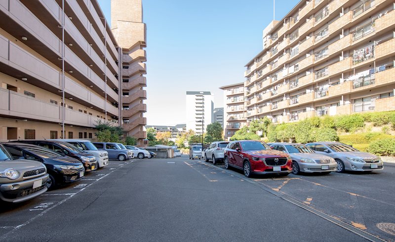 【CASA】朝日プラザ高槻ウエスト・ヒルズB棟 敷地内駐車場を継承できるため、お車をお持ちの方も安心です♪