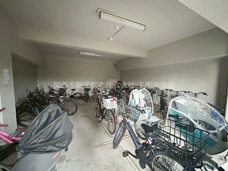 緑地東ロイヤルマンション 屋根付きの駐輪場があり、大切な自転車も雨に濡れず安心して保管できます。