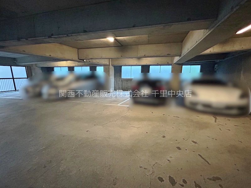 緑地東ロイヤルマンション 敷地内には十分な広さの駐車場と、駐輪場が完備されています。交通機関を利用する方にも、車をお持ちの方にも便利な環境が整っています。