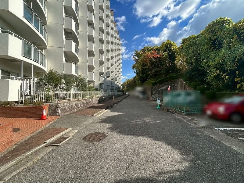 コンドミニアム千里中央 駐車場や駐輪場、バイク置き場などの空き状況については、担当スタッフまでお問い合わせください！