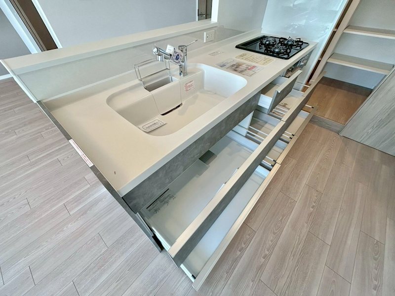 野中北スカイハイツ キッチン下の収納スペースには、調理道具や食器などをすっきり収納。作業スペースを広く確保でき、快適に調理を楽しめます。