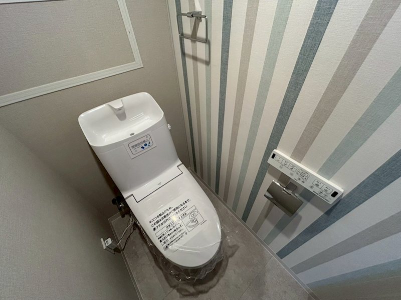 野中北スカイハイツ トイレには温水洗浄便座が付いており、寒い季節も快適にお過ごしいただけます。