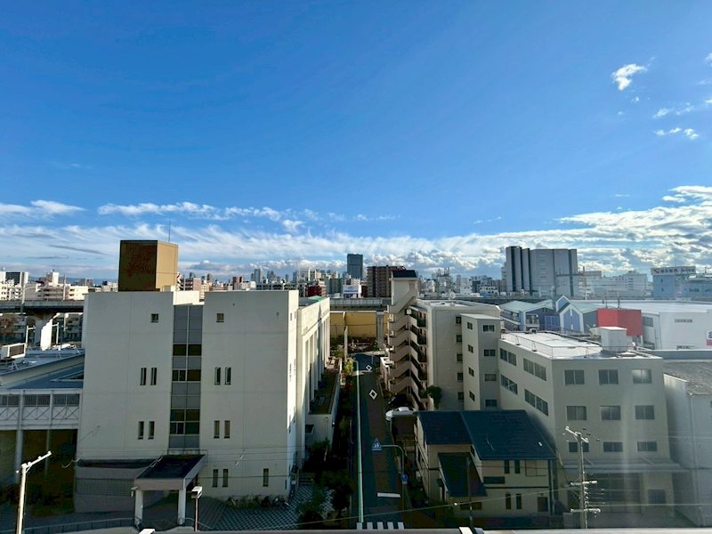 野中北スカイハイツ 外に目を向ければ、空の広がりや街の風景を楽しめる開けた眺望。季節や時間によって表情を変える景色が、日常に彩りを添えてくれます。