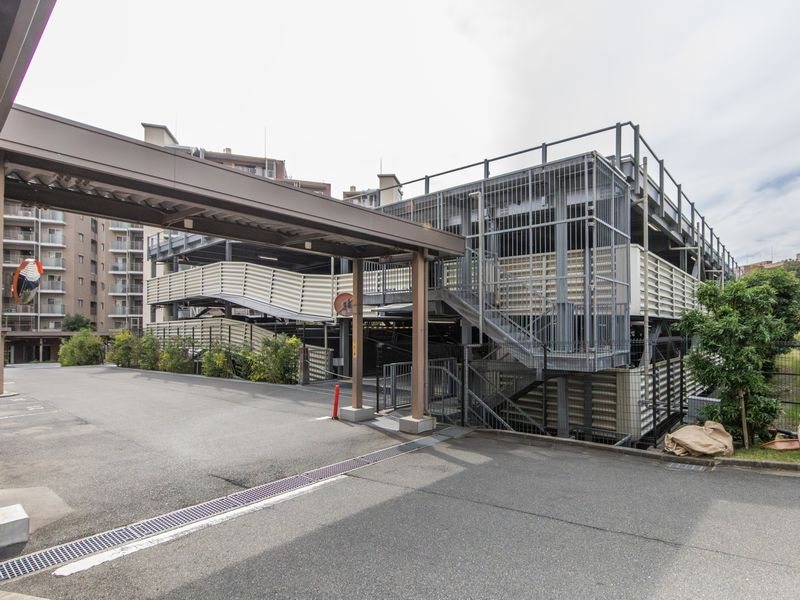 【CASA】 エルグレース彩都箕面C棟 【駐車場】広々とした立体駐車場！