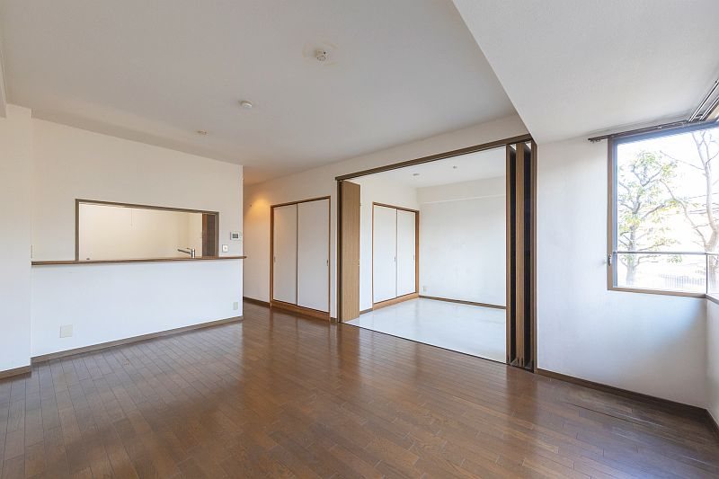 【CASA】ライオンズヒルズ高槻 ◆リビング◆スライディングウォールを開けて一つの空間としても利用することができ、ライフスタイルや用途に合わせて活用していただけます。