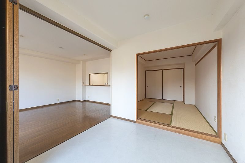 【CASA】ライオンズヒルズ高槻 ◆居室◆リビングの続き間となる洋室は、お子様の遊びコーナーや、ちょっとしたお昼寝スペース、洗濯物をたたむ家事スペースとしてもお使いいただけ、使い方はさまざま。