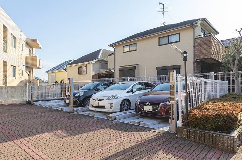 【CASA】ライオンズヒルズ高槻 ◆駐車場◆安岡寺小学校約780m(徒歩10分)、芝谷中学校約720m(徒歩9分)