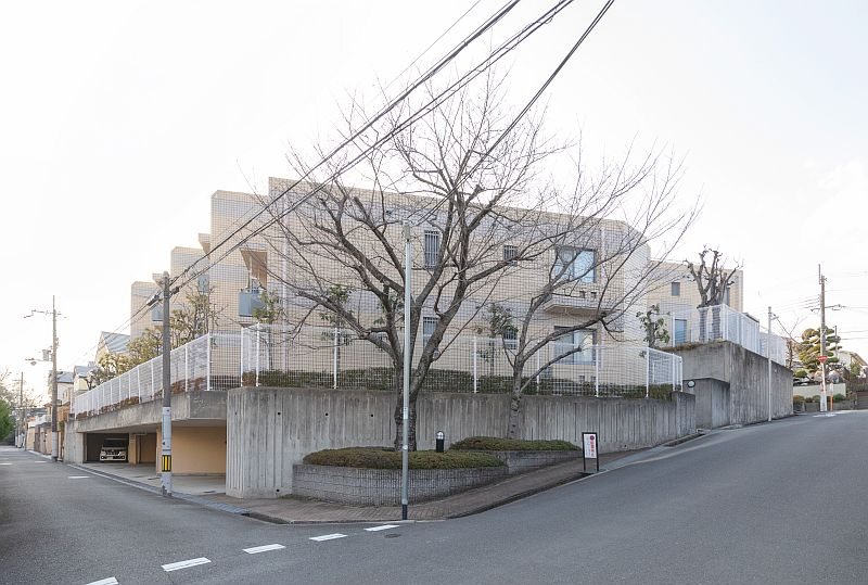 【CASA】ライオンズヒルズ高槻 ◆現地写真◆寺谷町北公園約220m(徒歩3分)の近さでお子様と休日に遊べますね♪