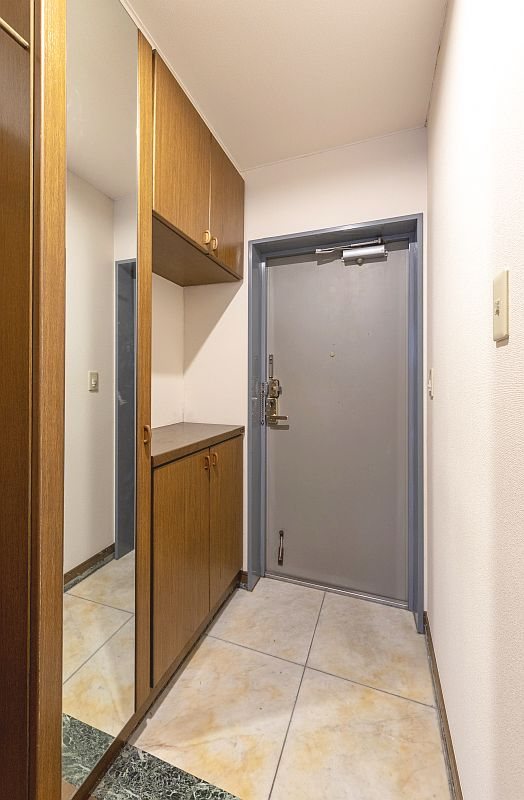 【CASA】ライオンズヒルズ高槻 ◆玄関◆シューズボックス付きの玄関。全身鏡もついておりますので、お出かけ前の身だしなみチェックが楽しく、収納力もあってスッキリ使えるのが魅力。