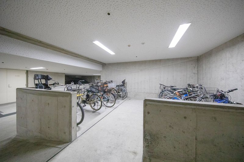 フローラ芦屋フラット ■駐輪場■広々とした地下駐輪場