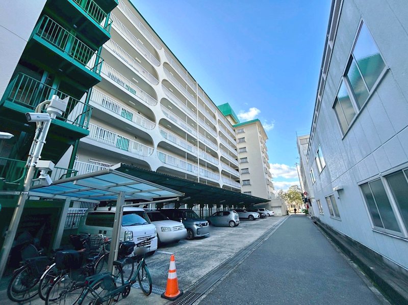阪急伊丹線「伊丹」駅まで徒歩2分の駅近立地。通勤・通学に便利なのはもちろん、買い物施設や飲食店も身近に揃い、毎日の暮らしがスムーズに。